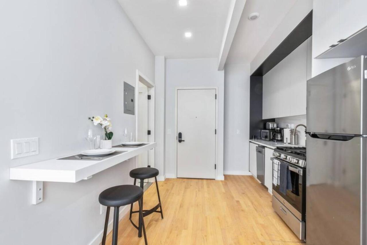 W Charming Juliet Balcony In Upper East Apartment New York